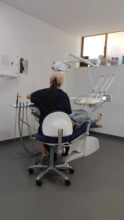 Médica dentista a trabalhar no gabinete da Dental Duo