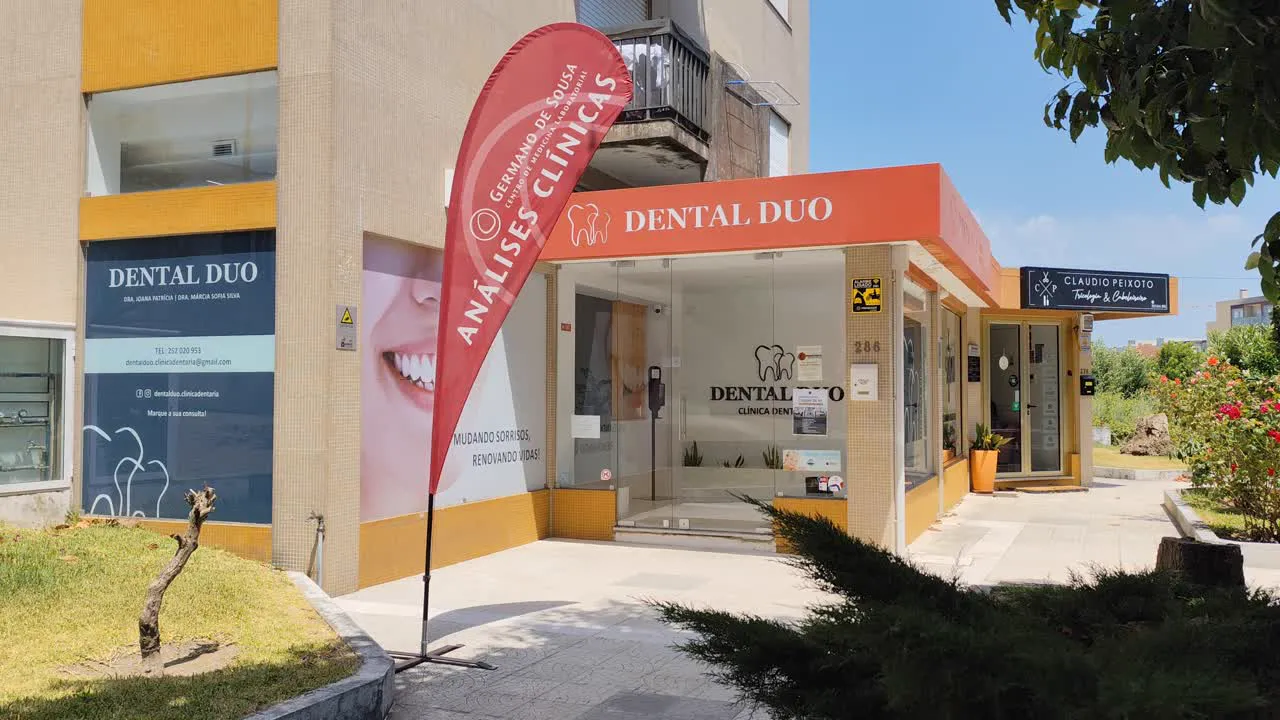 Fachada da Dental Duo em Calendário, com a bandeira das análises clínicas Germano de Sousa